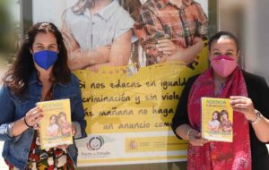 Igualdad reparte agendas a escolares con mensajes contra la violencia de género