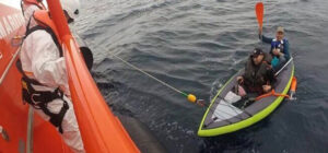 Rescatan a 27 inmigrantes de origen magrebí que viajaban en nueve kayaks en el Estrecho
