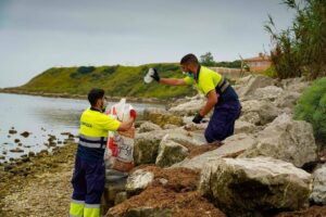 La APBA acomete una limpieza de basuras intensiva en la playa de El Chinarral