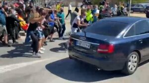 Insultos y tensión en la llegada del presidente Pedro Sánchez en helicóptero a Ceuta