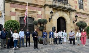 El Ayuntamiento y Algeciras CF izan una gran bandera rojiblanca a las puertas de la Casa Consistorial
