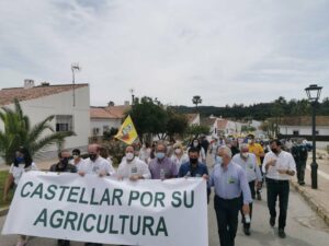 40 tractores apoyados por un millar de personas se manifiestan contra las fotovoltaicas en Castellar