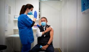 Andalucía comienza a vacunar a personas menores de 40 años