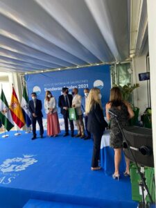 Martínez recibe de manos de la Junta la Bandera Azul que volverá a ondear en la playa de Getares