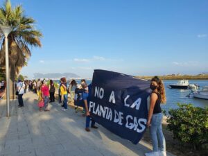 Asociaciones y ecologistas protestan contra nuevas ampliaciones de combustibles fósiles en la Bahía