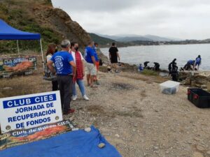 Ayuntamiento y club de buceo llevan a cabo una limpieza marina en La Ballenera