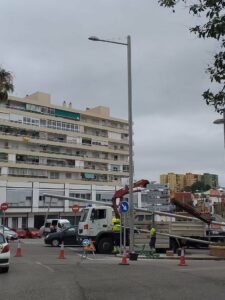 El Ayuntamiento instala nuevos puntos de luz en el entorno de la rotonda del Milenio
