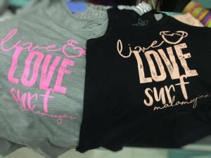 Las camisetas de Mala Mujer, emblemas del verano tarifeño