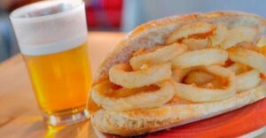 El bocadillo de calamares en Madrid: Una tradición con aroma de la Bahía de Algeciras