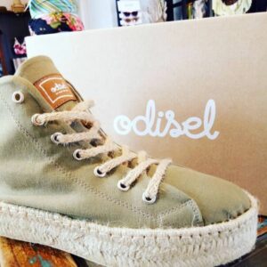 La sostenibilidad llega a la moda: calzado vegano hecho en Cádiz y vendido en Tarifa