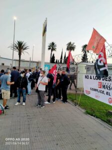 CGT se concentra frente a la puerta de Acerinox para denunciar los despidos de MASA