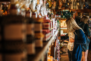 Exitosa inauguración del famoso 'Ikea japonés', la tienda Miniso en Cádiz