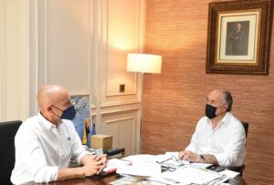 El alcalde y el director de la Revista Almoraima analizan la recuperación de la Torre del Fraile