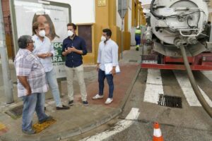 Emalgesa continúa con la limpieza de imbornales en la Bajadilla