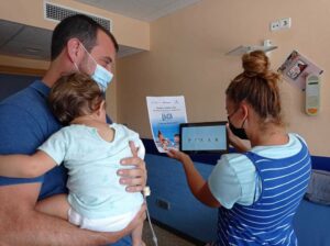 Los niños hospitalizados en el Punta de Europa disfrutan de la película de Pixar 'Luca'