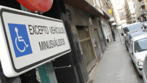 La Policía Local realiza una campaña de control de aparcamientos en plazas de discapacitados