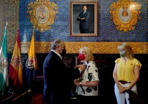 El alcalde impone a Carmen Fuentes la insignia de la ciudad por su labor como docente