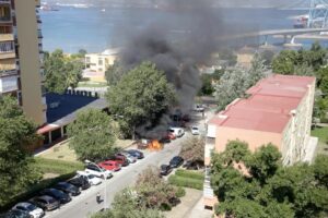 Los bomberos apagan el incendio de un contenedor en San José Artesano