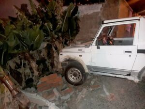 Un conductor, que duplicaba la tasa de alcohol y carecía de seguro e ITV, choca contra un muro en El Cobre