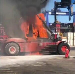 Bomberos sofocan el incendio de una grúa de TTIA