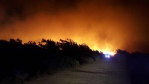 El Infoca da por controlado el incendio en La Alcaidesa pero la playa del Faro estará hoy cerrada