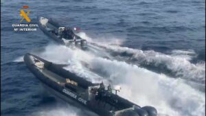 Cuatro detenidos en Algeciras tras intervenir una goma con garrafas de gasolina para narcolanchas