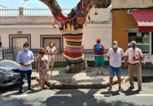 La Asociación de Vecinos 'El Embarcadero' embellece su barrio con paños de croché