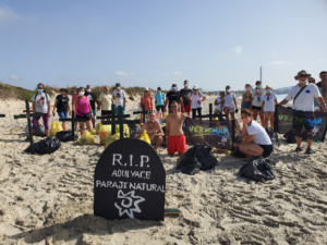 Un centenar de vecinos y ecologistas limpian de basuras las Marismas de Palmones