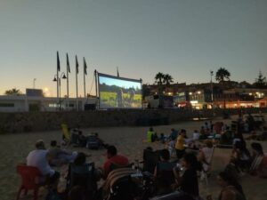 La proyección de las películas del cine de verano en las playas se adelanta a las 21.00