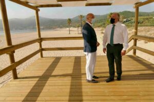 El Ayuntamiento restituye la pasarela de madera de la desembocadura del río Pícaro