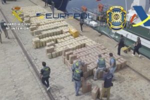 Intervienen 15 toneladas de hachís en un pesquero en el Estrecho de Gibraltar