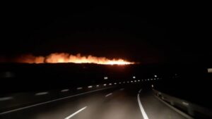 El Infoca trabaja en la extinción de un incendio forestal declarado de madrugada en La Línea