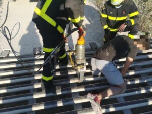 Los bomberos rescatan a un menor con la pierna atrapada en un paso canadiense en Huerta Grande