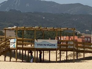 El delegado de Playas lamenta el vandalismo sobre la nueva pasarela de madera de Getares