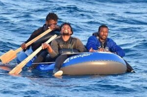 Rescatadas cuatro personas que navegaban en un kayak rumbo a la costa de Algeciras