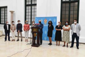 El alcalde y la secretaria general de Innovación Cultural inauguran la Exposición 8S8 en el Museo