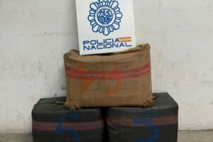 Tres detenidos tras abandonar 100 kilos de droga en un coche 