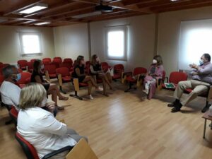 La delegada territorial de Salud y Familias mantiene un encuentro con la Asociación Bandera Rosa