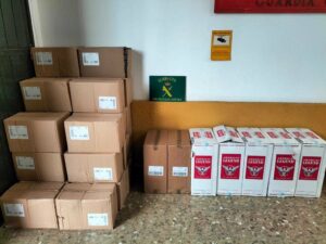 La Guardia Civil incauta dos embarcaciones y 21.250 cajetillas de tabaco en dos operaciones contra el contrabando de tabaco.