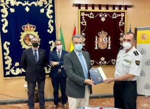 La Policía Nacional entrega a la Universidad de Cádiz documentación clasificada para su estudio en una  investigación doctoral