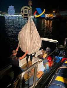 La Policía Nacional interviene una tonelada de hachís en una narcolancha