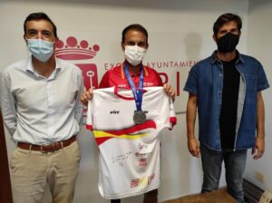 El medalla de plata en los recientes europeos de fútbol recibe el reconocimiento de Tarifa