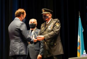 Cruz al Mérito Policial con Distintivo Blanco del Cuerpo Nacional de Policía al presidente de APBA