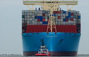 Un coloso del mar averiado en Algeciras