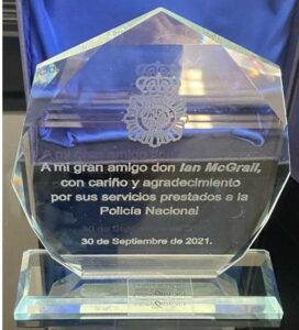 El ex-comisario de la Royal Gibraltar Police Ian McGrail fue homenajeado los comisarios jefe de Policía Nacional de Algeciras y La Línea