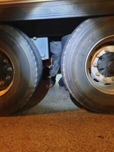 Sorprenden a un inmigrante en los bajos de un camión procedente de Tánger.