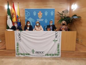 Pintor presenta el libro Versos desde la calidez de mi corazón" de Isabel Poyato Chacón y Francisco Domínguez Caro