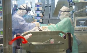 La UCI del Hospital Punta Europa "se queda sin personal"