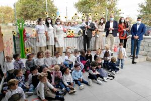 El alcalde participa en la Fiesta de Tosantos de la Escuela Infantil El patio de mi Casa"