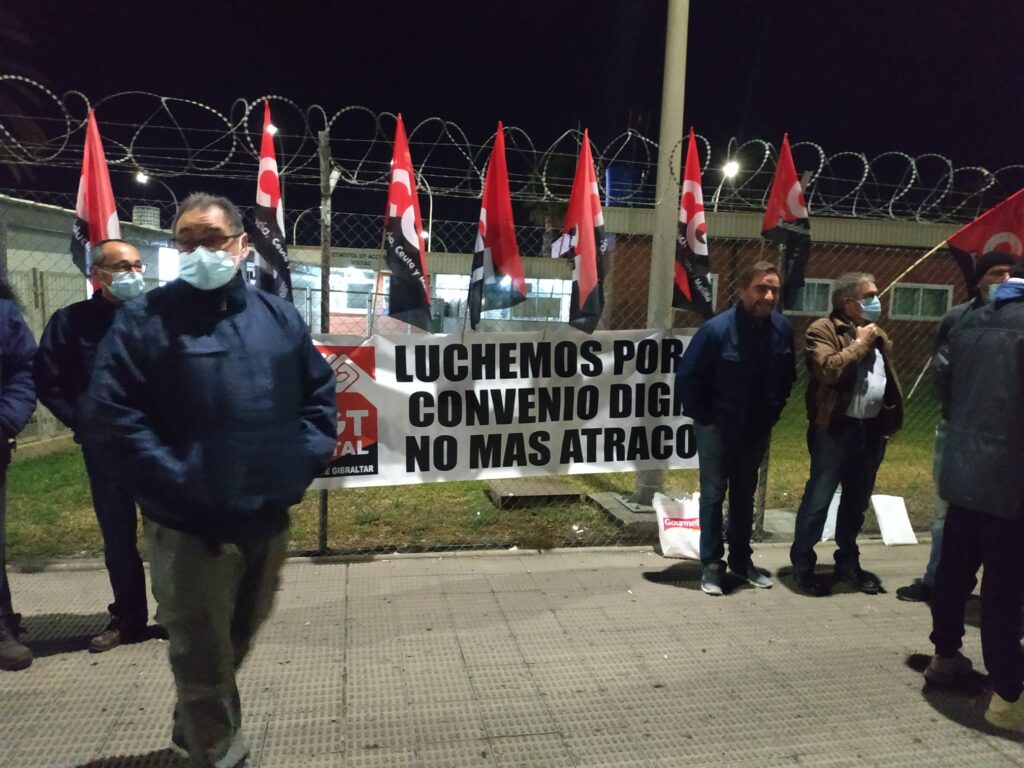 CGT se concentra por un convenio frente a Acerinox y Refinería